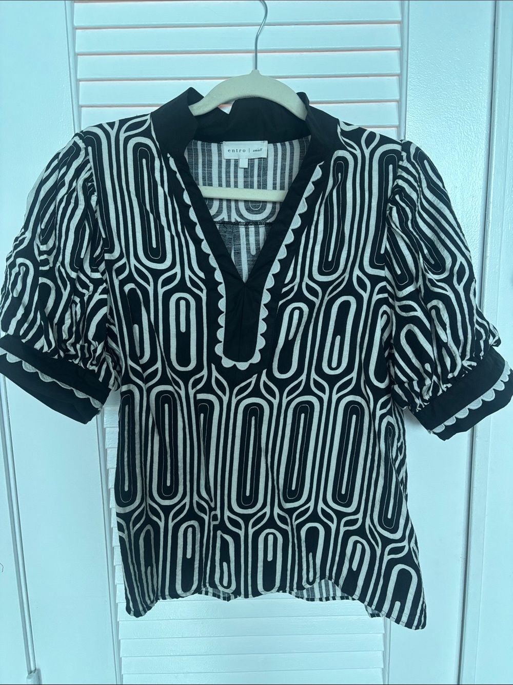 entro Black & White Geometric Puff-Sleeve V-Neck Top